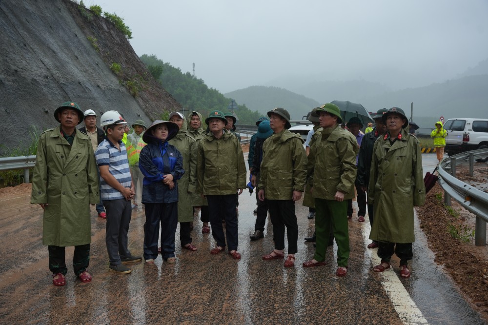 Tp. Huế: Diễn biến thời tiết phức tạp, nhiều nơi bị ngập lụt, giao thông chia cắt