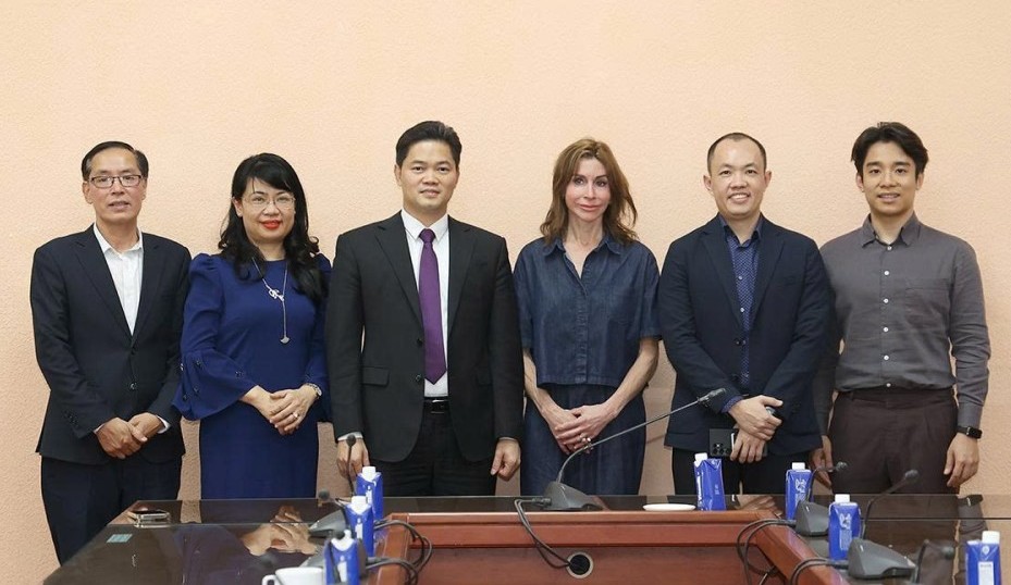 Thứ trưởng Thường trực Bộ Y tế Vũ Mạnh Hà tiếp và làm việc với Tổ chức Facing The World