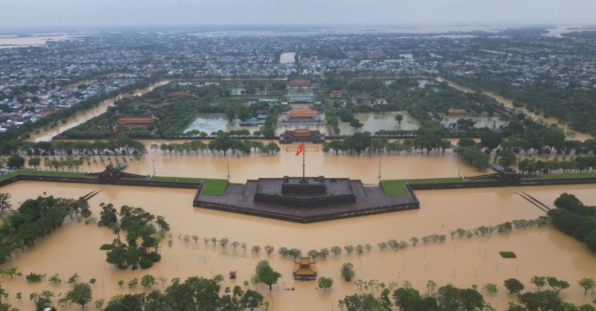Một góc kinh thành Huế bị nước lũ bủa vây sáng 28/10. Sau khi đạt đỉnh vào đêm qua, lũ sông Hương xuống chậm, hiện khu vực kinh thành vẫn ngập hơn một mét.