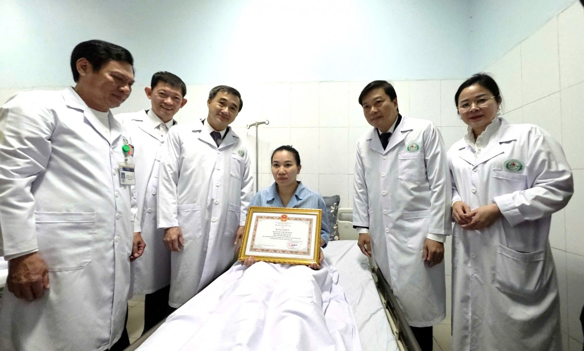 Bộ Y tế, tỉnh Nghệ An trao tặng Bằng khen cho tập thể, cá nhân dũng cảm bảo vệ bệnh nhân Bộ Y tế, tỉnh Nghệ An trao tặng Bằng khen cho tập thể, cá nhân dũng cảm bảo vệ bệnh nhân
