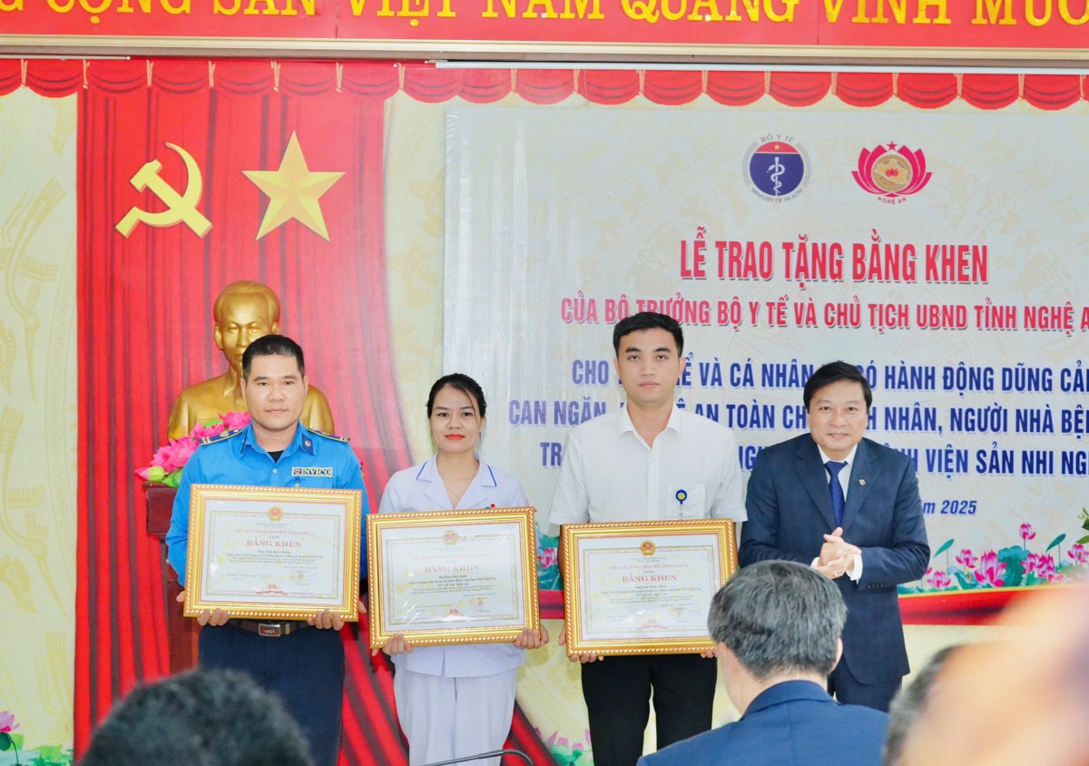 Bộ Y tế, tỉnh Nghệ An trao tặng Bằng khen cho tập thể, cá nhân dũng cảm bảo vệ bệnh nhân Bộ Y tế, tỉnh Nghệ An trao tặng Bằng khen cho tập thể, cá nhân dũng cảm bảo vệ bệnh nhân