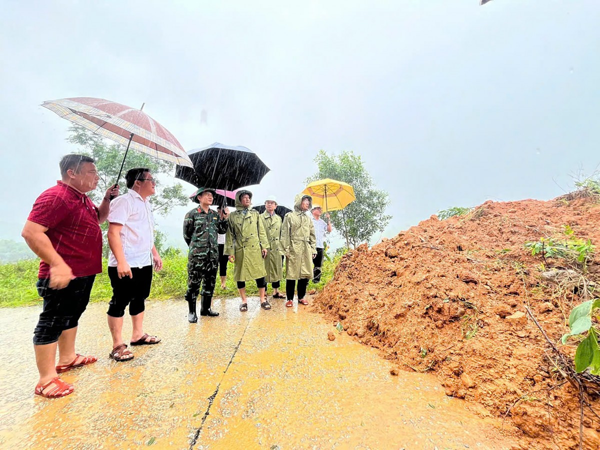 Chủ tịch Đà Nẵng yêu cầu sử dụng thiết bị bay kiểm tra sạt lở, bảo đảm an toàn tuyệt đối cho người dân Chủ tịch Đà Nẵng yêu cầu sử dụng thiết bị bay kiểm tra sạt lở, bảo đảm an toàn tuyệt đối cho người dân