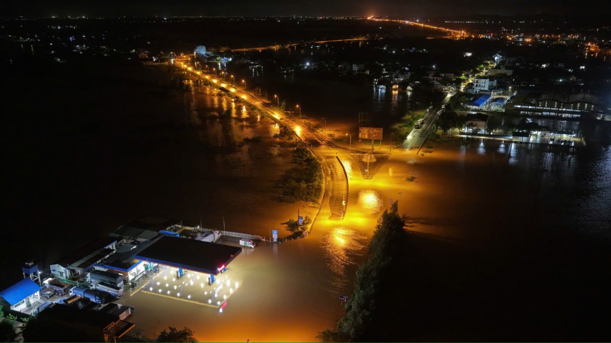 Chủ tịch Đà Nẵng yêu cầu sử dụng thiết bị bay kiểm tra sạt lở, bảo đảm an toàn tuyệt đối cho người dân Chủ tịch Đà Nẵng yêu cầu sử dụng thiết bị bay kiểm tra sạt lở, bảo đảm an toàn tuyệt đối cho người dân
