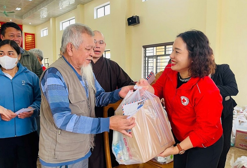 Hơn 500 triệu đồng hỗ trợ người dân Hà Tĩnh khắc phục thiệt hại sau bão số 10 Hơn 500 triệu đồng hỗ trợ người dân Hà Tĩnh khắc phục thiệt hại sau bão số 10