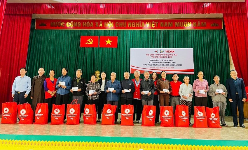 Hơn 500 triệu đồng hỗ trợ người dân Hà Tĩnh khắc phục thiệt hại sau bão số 10 Hơn 500 triệu đồng hỗ trợ người dân Hà Tĩnh khắc phục thiệt hại sau bão số 10