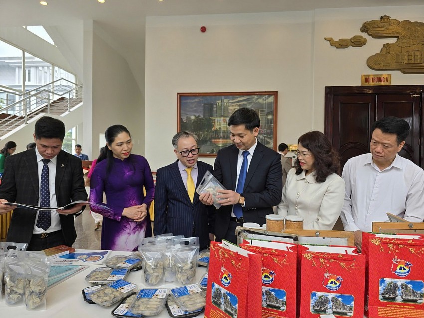 Các đại biểu tham quan gian hàng sản phẩm nông nghiệp tiêu biểu Các đại biểu tham quan gian hàng sản phẩm nông nghiệp tiêu biểu