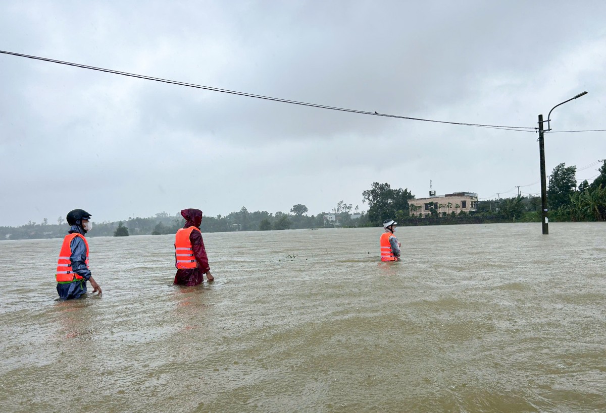 Đà Nẵng: Hơn 65.000 hộ dân ngập nước, hàng nghìn người buộc phải sơ tán khỏi vùng nguy hiểm Đà Nẵng: Hơn 65.000 hộ dân ngập nước, hàng nghìn người buộc phải sơ tán khỏi vùng nguy hiểm