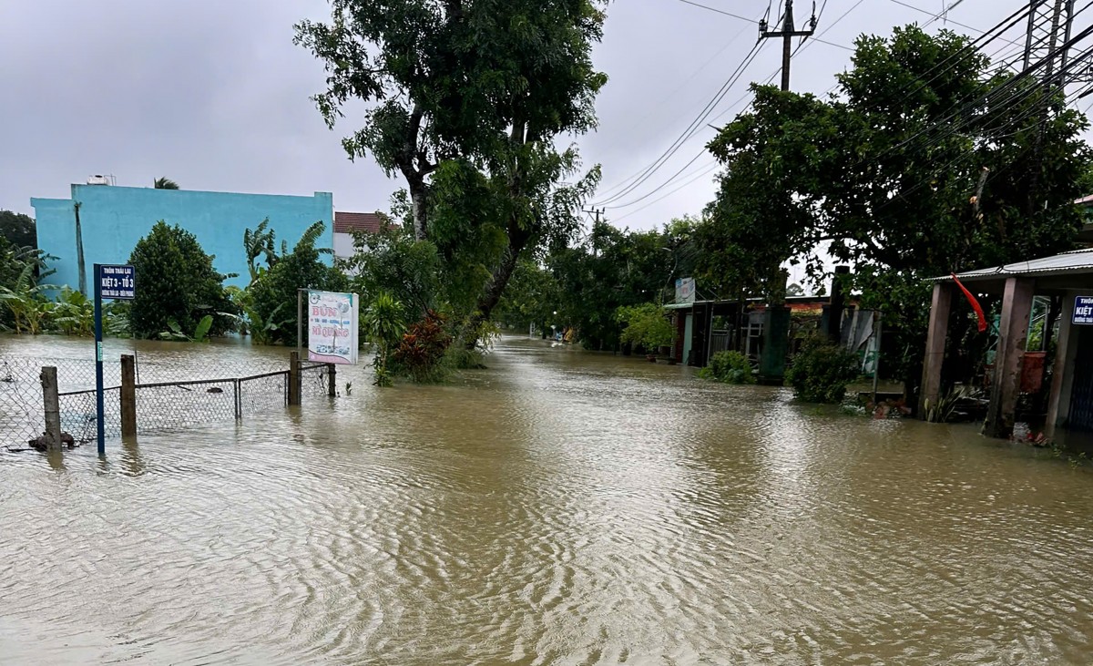 Đà Nẵng: Hơn 65.000 hộ dân ngập nước, hàng nghìn người buộc phải sơ tán khỏi vùng nguy hiểm Đà Nẵng: Hơn 65.000 hộ dân ngập nước, hàng nghìn người buộc phải sơ tán khỏi vùng nguy hiểm