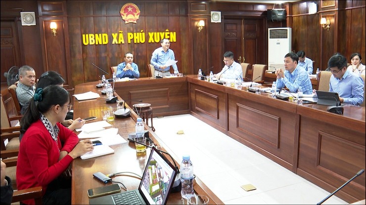 Đồng chí Bùi Công Thản – Phó Bí thư Đảng ủy, Chủ tịch UBND xã Phú Xuyên phát biểu tại hội nghị triển khai kế hoạch tổ chức “Lễ hội vinh danh làng nghề và Tuần văn hóa, du lịch, thương mại làng nghề năm 2025”. Đồng chí Bùi Công Thản – Phó Bí thư Đảng ủy, Chủ tịch UBND xã Phú Xuyên phát biểu tại hội nghị triển khai kế hoạch tổ chức “Lễ hội vinh danh làng nghề và Tuần văn hóa, du lịch, thương mại làng nghề năm 2025”.