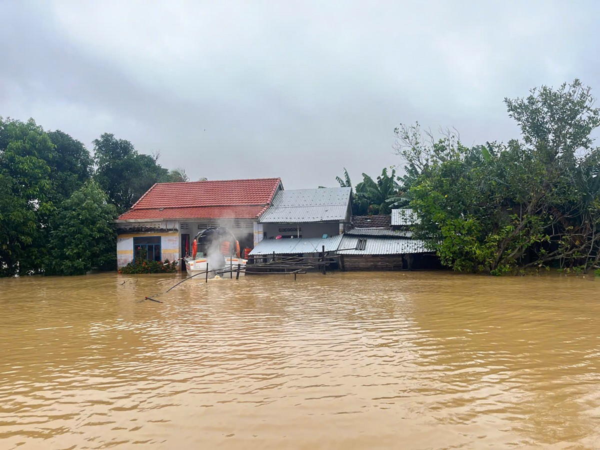 Phó Thủ tướng Trần Hồng Hà kiểm tra công tác ứng phó và thăm hỏi người dân vùng lũ Đà Nẵng