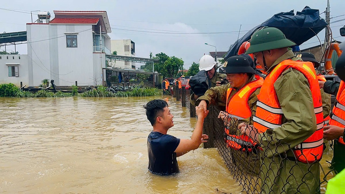 Phó Thủ tướng Trần Hồng Hà kiểm tra công tác ứng phó và thăm hỏi người dân vùng lũ Đà Nẵng