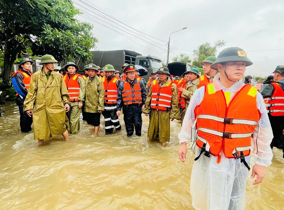 Phó Thủ tướng Trần Hồng Hà kiểm tra công tác ứng phó và thăm hỏi người dân vùng lũ Đà Nẵng