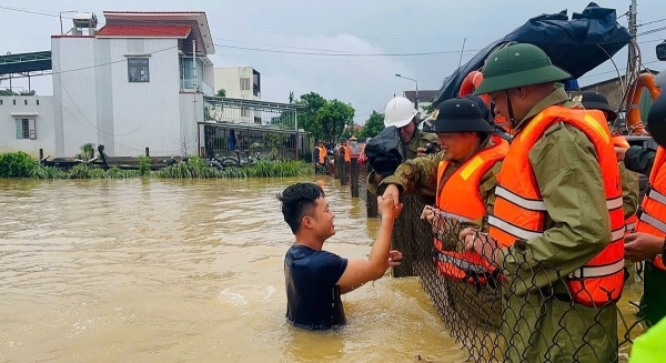 Phó Thủ tướng Trần Hồng Hà kiểm tra công tác ứng phó và thăm hỏi người dân vùng lũ Đà Nẵng