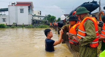 Phó Thủ tướng Trần Hồng Hà kiểm tra công tác ứng phó và thăm hỏi người dân vùng lũ Đà Nẵng