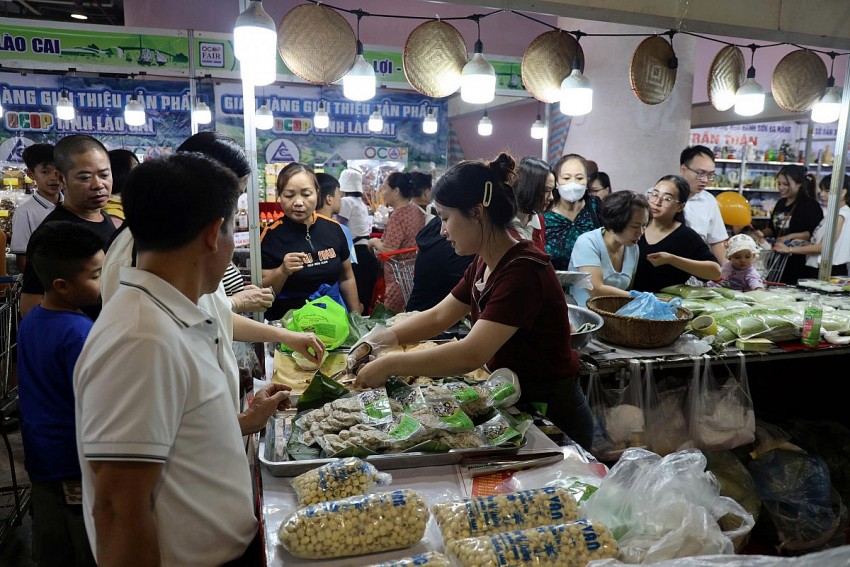 Người dân, du khách mua sắm các sản phẩm OCOP chất lượng tại Hội chợ. Ảnh: Đức Hiếu Người dân, du khách mua sắm các sản phẩm OCOP chất lượng tại Hội chợ. Ảnh: Đức Hiếu