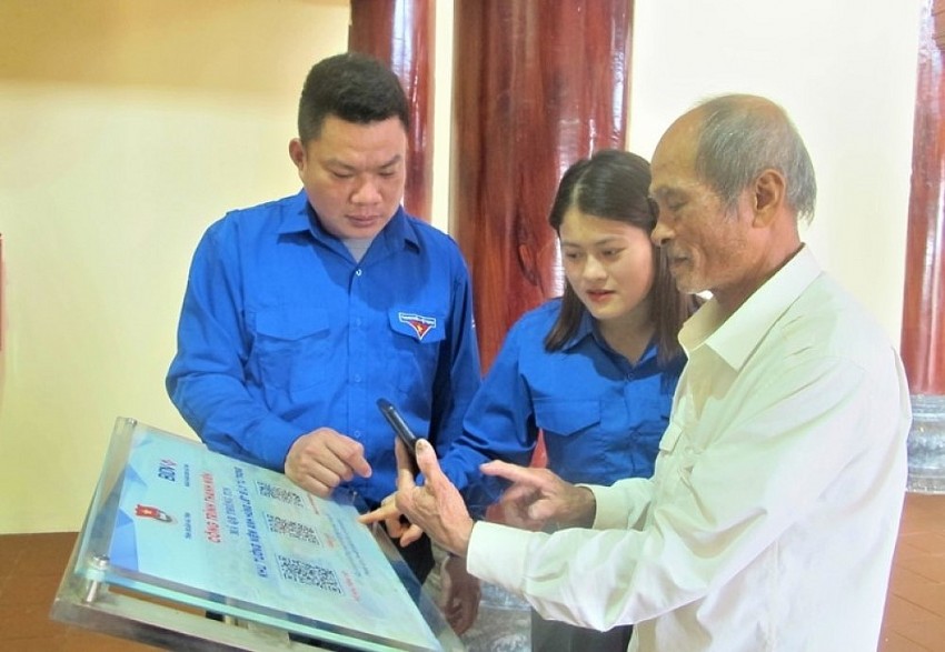 Cán bộ chuyên trách hướng dẫn người dân sử dụng các ứng dụng số Cán bộ chuyên trách hướng dẫn người dân sử dụng các ứng dụng số