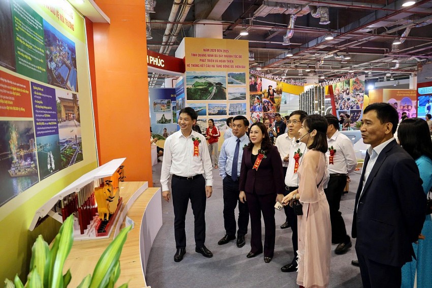 Đại biểu tham quan các gian hàng tại Hội chợ. Ảnh: Đức Hiếu Đại biểu tham quan các gian hàng tại Hội chợ. Ảnh: Đức Hiếu