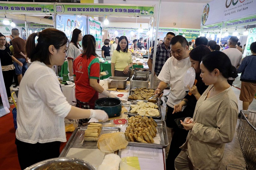Rất đông người dân, du khách đã tới tham quan, mua sắm trong ngày khai mạc Hội chợ OCOP Quảng Ninh - Thu Đông 2025. Rất đông người dân, du khách đã tới tham quan, mua sắm trong ngày khai mạc Hội chợ OCOP Quảng Ninh - Thu Đông 2025.