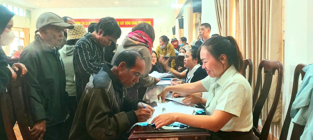 Lâm Đồng: Hỗ trợ chi trả trợ cấp thường xuyên hàng tháng cho các đối tượng hưởng chính sách xã hội Lâm Đồng: Hỗ trợ chi trả trợ cấp thường xuyên hàng tháng cho các đối tượng hưởng chính sách xã hội