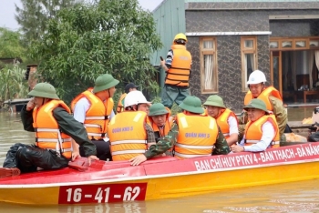 Thường trực Ban Bí thư Trần Cẩm Tú thăm hỏi, động viên người dân vùng lũ Đà Nẵng