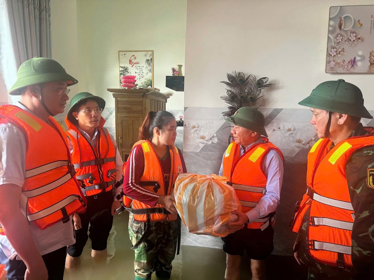 Thường trực Ban Bí thư Trần Cẩm Tú thăm hỏi, động viên người dân vùng lũ Đà Nẵng