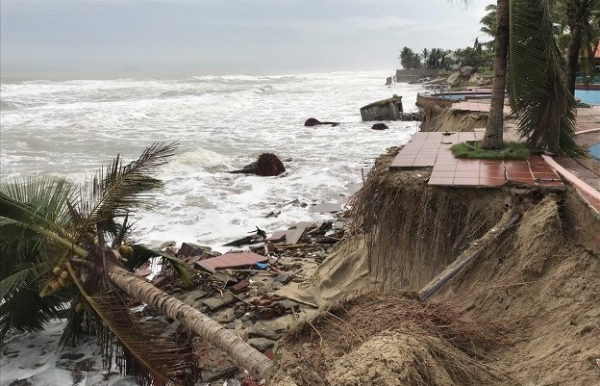 mien trung oan minh trong bao lu loi canh tinh tu mai nha truong son