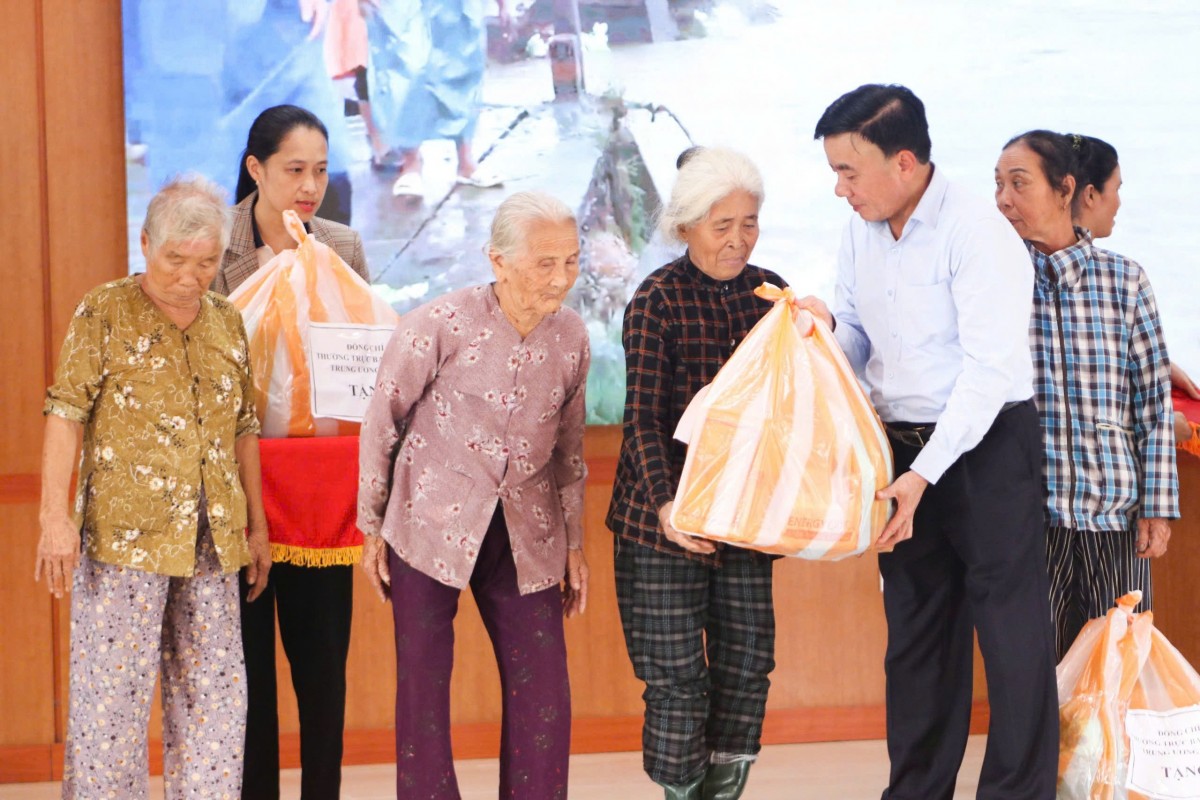 Thường trực Ban Bí thư Trần Cẩm Tú thăm hỏi, động viên người dân vùng lũ Đà Nẵng