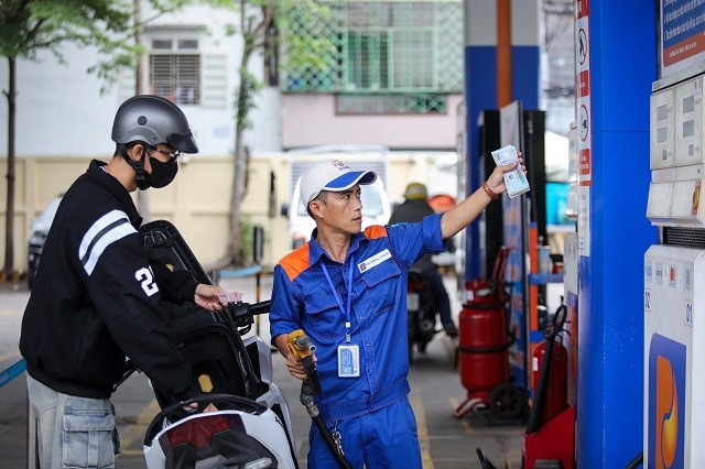 Giá xăng dầu đồng loạt tăng mạnh