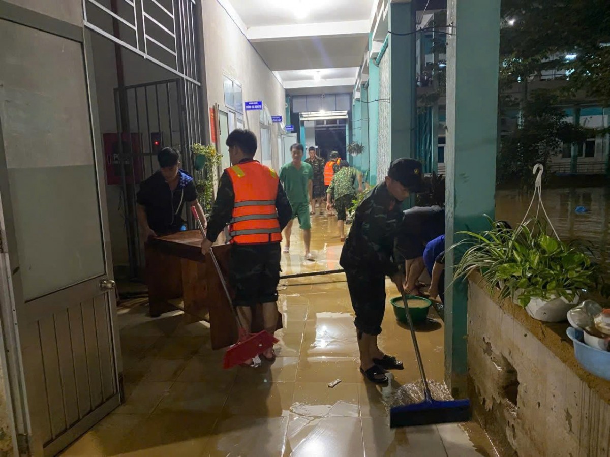 Đà Nẵng: Nước rút, thành phố khẩn trương dọn bùn, tiêu tẩy 2 bệnh viện trọng điểm Đà Nẵng: Nước rút, thành phố khẩn trương dọn bùn, tiêu tẩy 2 bệnh viện trọng điểm