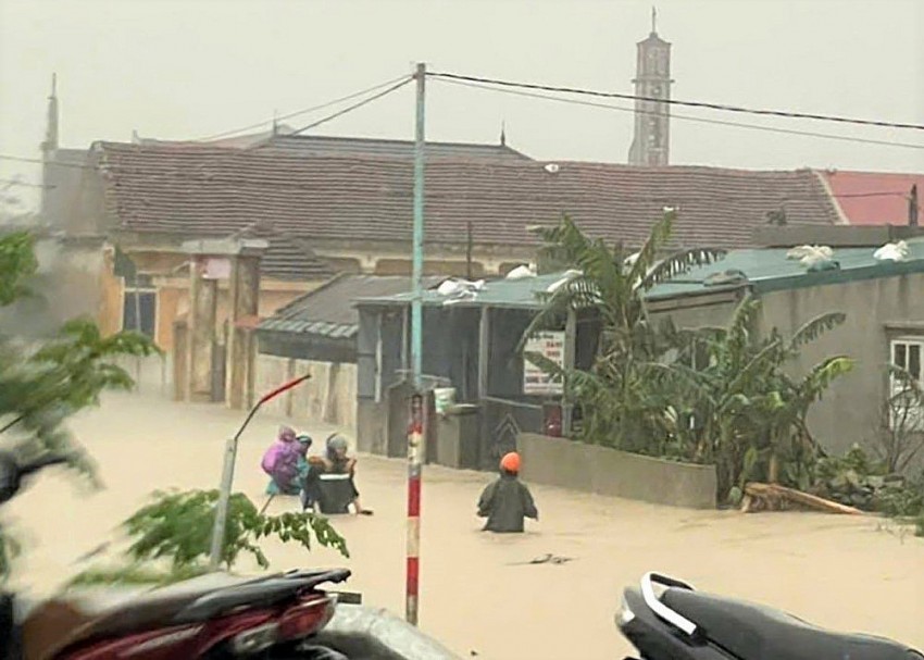 Mưa lớn gây ngập cục bộ, hàng trăm người dân ở phía nam Hà Tĩnh được sơ tán an toàn Mưa lớn gây ngập cục bộ, hàng trăm người dân ở phía nam Hà Tĩnh được sơ tán an toàn