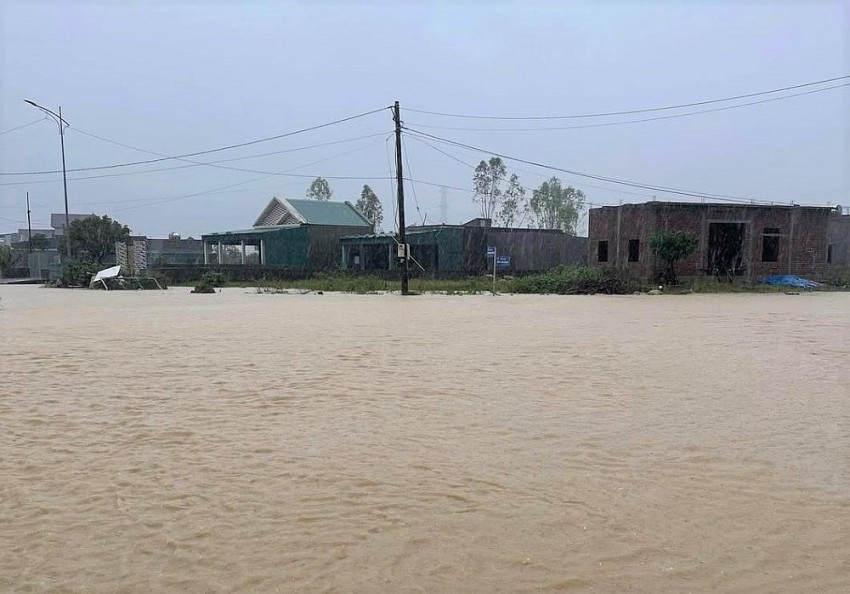 Mưa lớn kéo dài gây ngập cục bộ nặng tại nhiều tuyến đường dan sinh Mưa lớn kéo dài gây ngập cục bộ nặng tại nhiều tuyến đường dan sinh