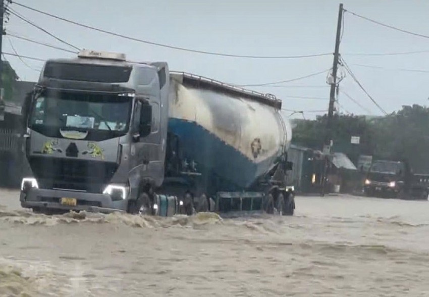 Mưa lớn khiến nhiều tuyến đường dân sinh tại Phường Vũng Áng - tỉnh Hà Tĩnh bị ngập cục bộ. Ảnh: Sông Hàn Mưa lớn khiến nhiều tuyến đường dân sinh tại Phường Vũng Áng - tỉnh Hà Tĩnh bị ngập cục bộ. Ảnh: Sông Hàn