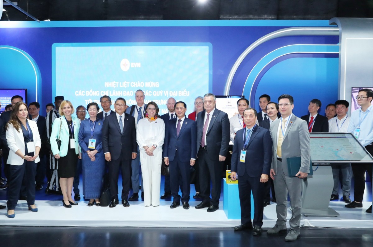 Các đại biểu trong nước, quốc tế tham quan gian trưng bày của EVN tại sự kiện Lễ mở ký Công ước Hà Nội Các đại biểu trong nước, quốc tế tham quan gian trưng bày của EVN tại sự kiện Lễ mở ký Công ước Hà Nội