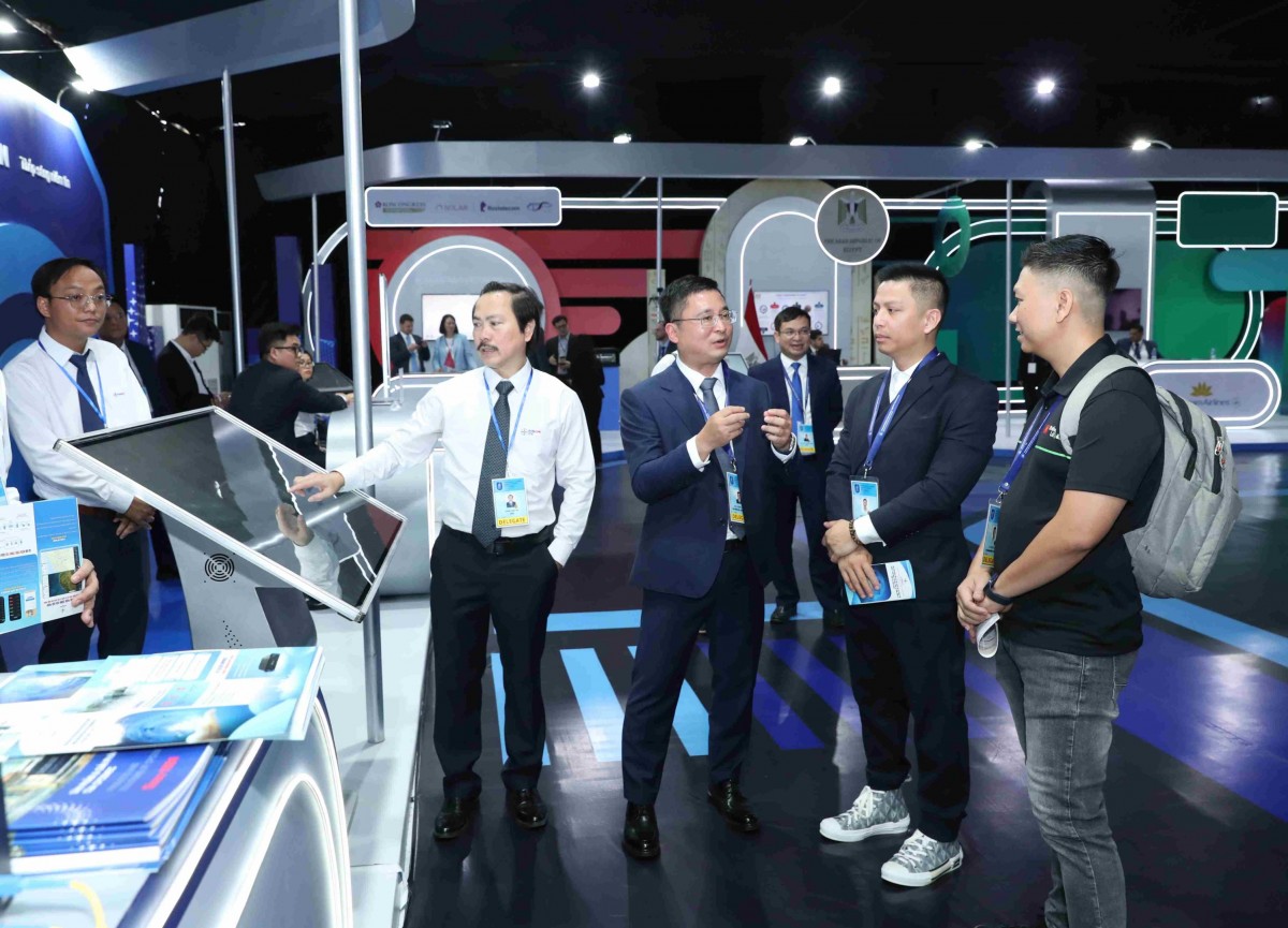 Các đại biểu trong nước, quốc tế tham quan gian trưng bày của EVN tại sự kiện Lễ mở ký Công ước Hà Nội Các đại biểu trong nước, quốc tế tham quan gian trưng bày của EVN tại sự kiện Lễ mở ký Công ước Hà Nội