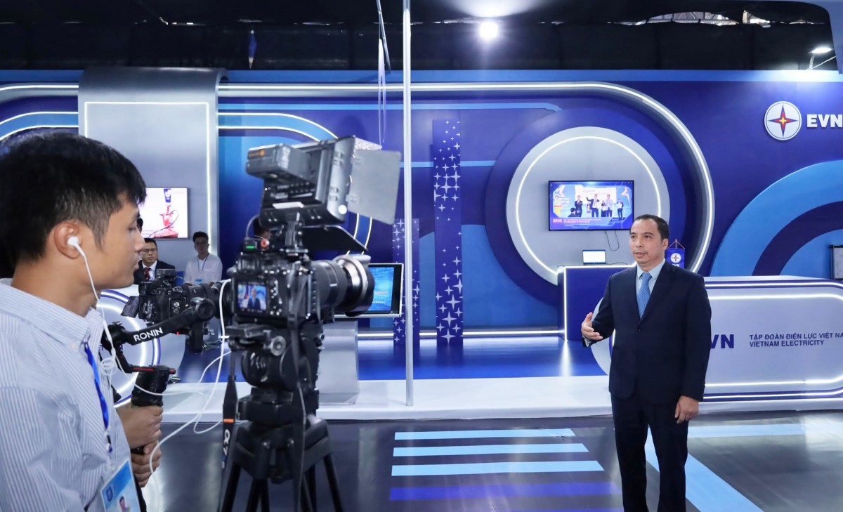 Các đại biểu trong nước, quốc tế tham quan gian trưng bày của EVN tại sự kiện Lễ mở ký Công ước Hà Nội Các đại biểu trong nước, quốc tế tham quan gian trưng bày của EVN tại sự kiện Lễ mở ký Công ước Hà Nội