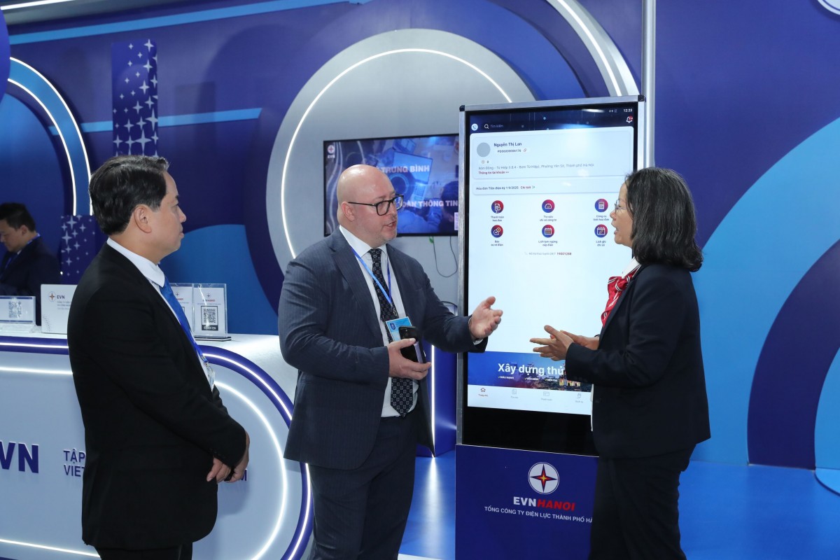 Các đại biểu trong nước, quốc tế tham quan gian trưng bày của EVN tại sự kiện Lễ mở ký Công ước Hà Nội Các đại biểu trong nước, quốc tế tham quan gian trưng bày của EVN tại sự kiện Lễ mở ký Công ước Hà Nội