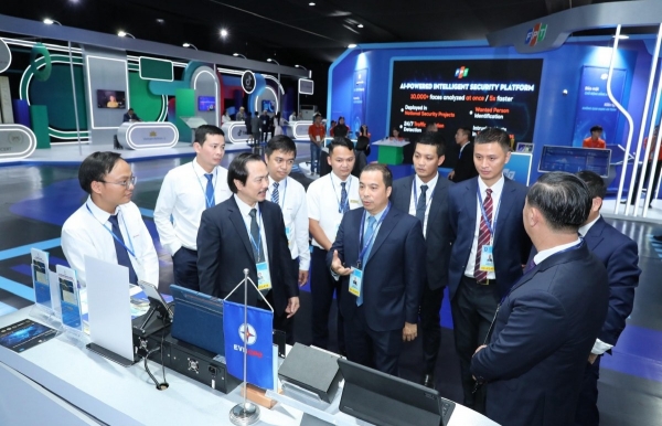 cac dai bieu trong nuoc quoc te tham quan gian trung bay cua evn tai su kien le mo ky cong uoc ha noi