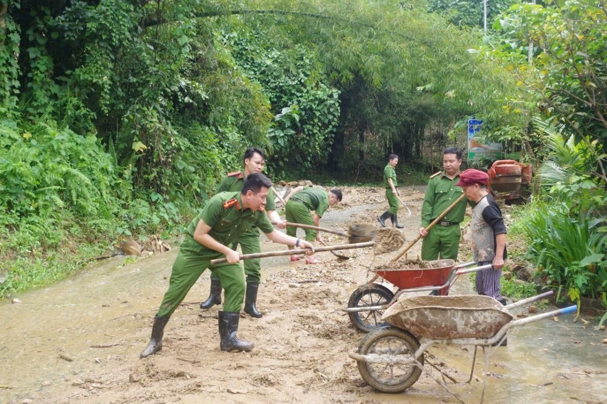 Công an xã cùng bà con địa phương dọn dẹp sau bão lũ Công an xã cùng bà con địa phương dọn dẹp sau bão lũ