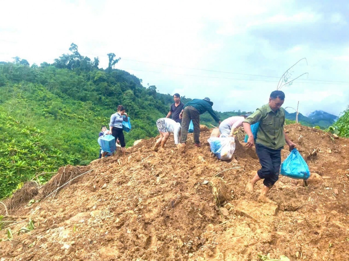 Những phần lương thực được các đơn vị tiếp ứng bà con vùng lũ xã Nam Trà My Những phần lương thực được các đơn vị tiếp ứng bà con vùng lũ xã Nam Trà My