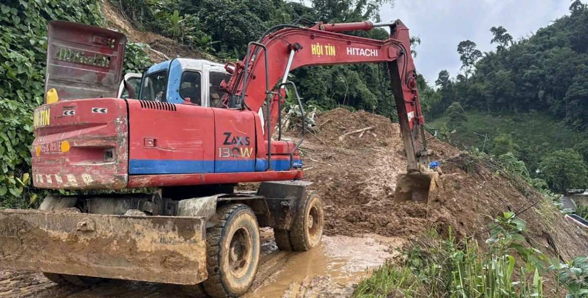 Tuyến đường DH10 bị sạt lở nghiêm trọng khiến hàng chục hộ dân bị cô lập Tuyến đường DH10 bị sạt lở nghiêm trọng khiến hàng chục hộ dân bị cô lập