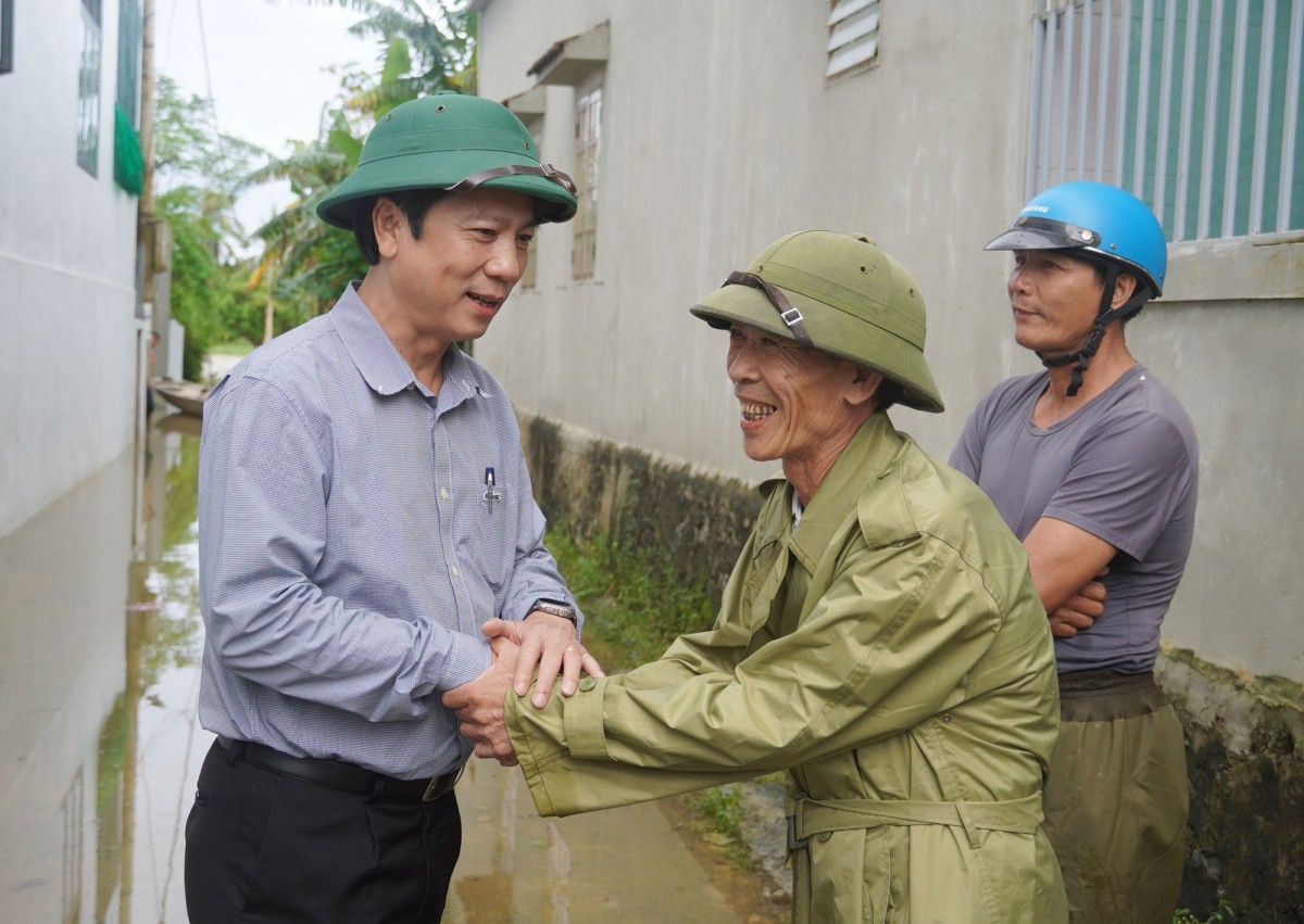 Phó Chủ tịch Thường trực UBND tỉnh Quảng Trị  kiểm tra công tác ứng phó, khắc phục hậu quả mưa lũ