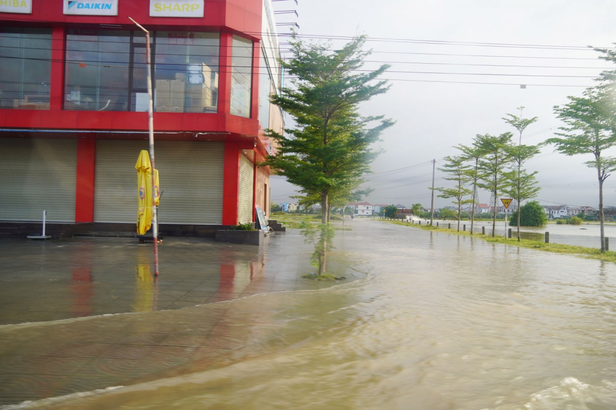 Phó Chủ tịch Thường trực UBND tỉnh Quảng Trị  kiểm tra công tác ứng phó, khắc phục hậu quả mưa lũ