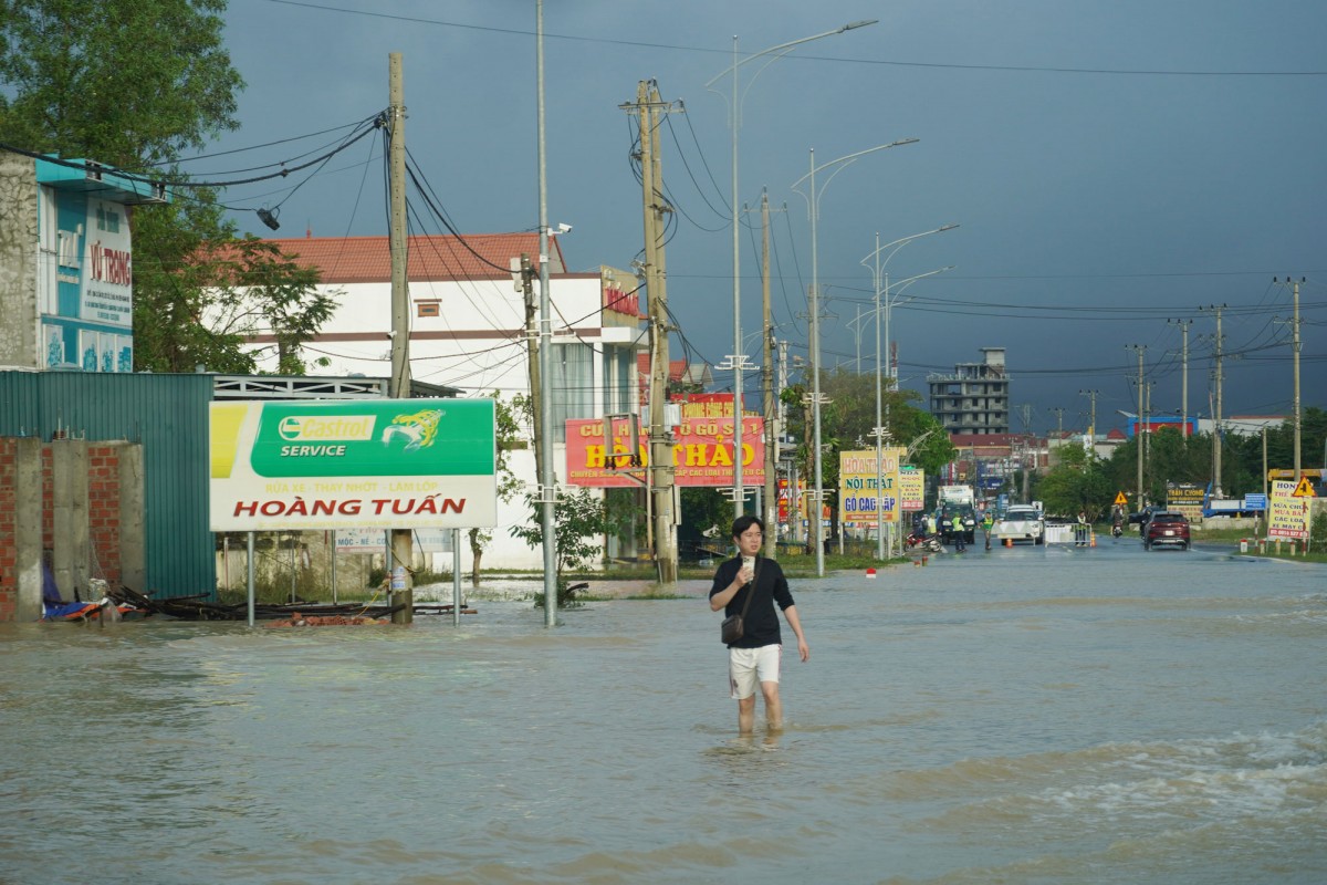 Phó Chủ tịch Thường trực UBND tỉnh Quảng Trị  kiểm tra công tác ứng phó, khắc phục hậu quả mưa lũ