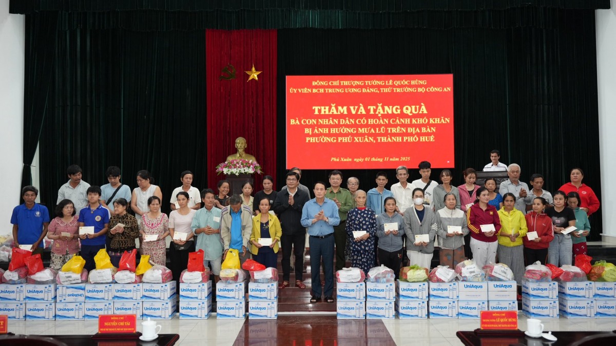 Đoàn công tác Bộ Công an hỗ trợ và chia sẻ cùng người dân Huế khắc phục hậu quả mưa lũ