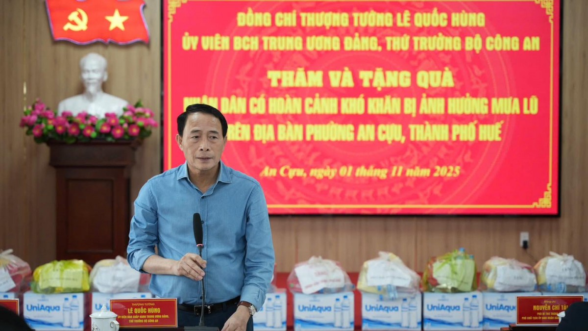 Đoàn công tác Bộ Công an hỗ trợ và chia sẻ cùng người dân Huế khắc phục hậu quả mưa lũ