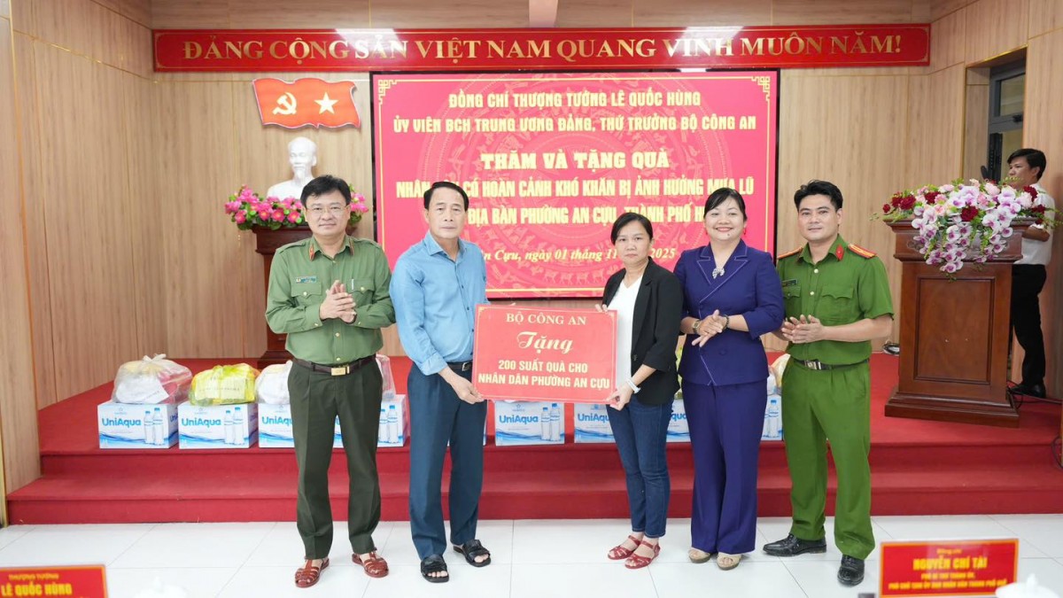 Đoàn công tác Bộ Công an hỗ trợ và chia sẻ cùng người dân Huế khắc phục hậu quả mưa lũ