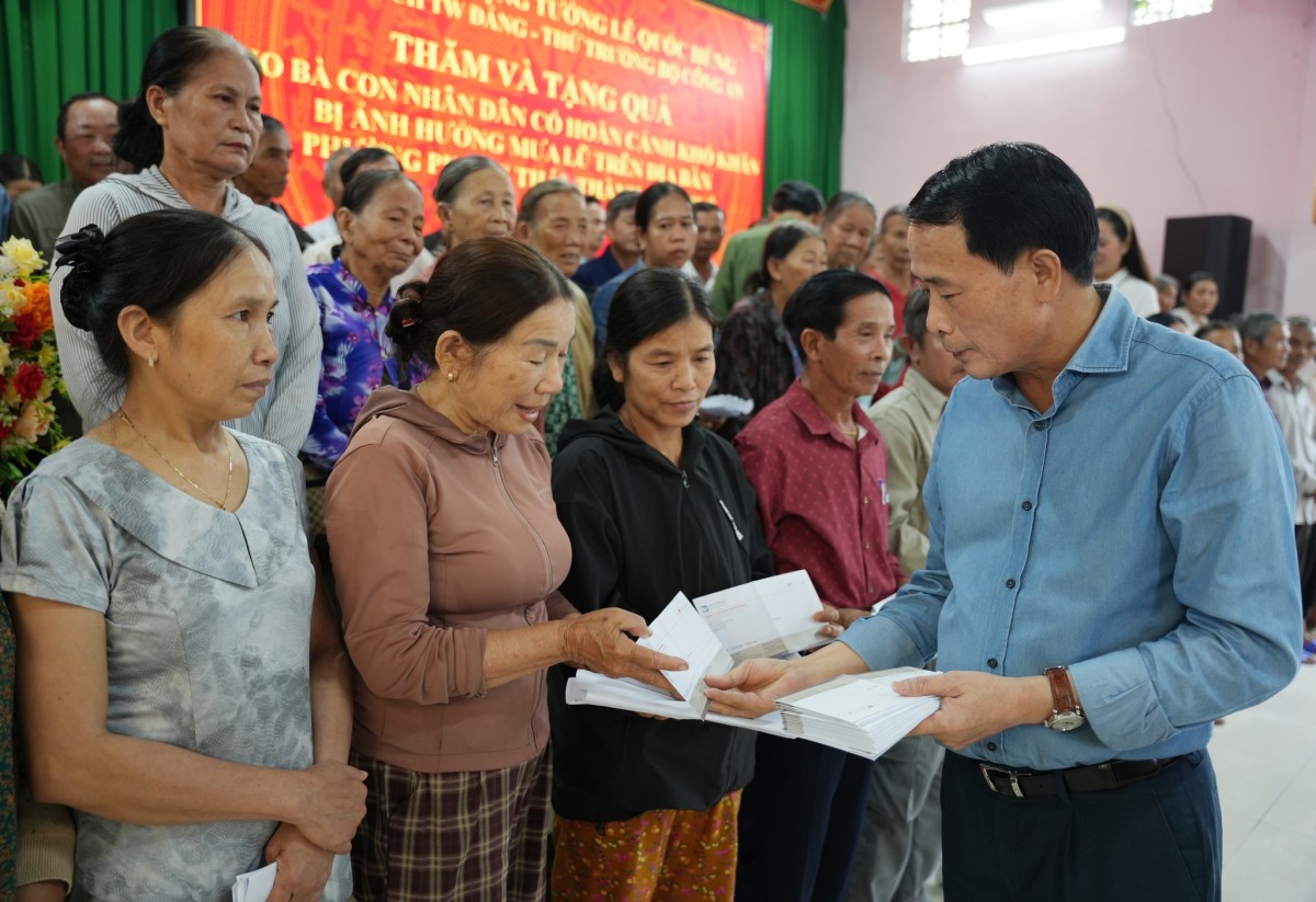 Đoàn công tác Bộ Công an hỗ trợ và chia sẻ cùng người dân Huế khắc phục hậu quả mưa lũ