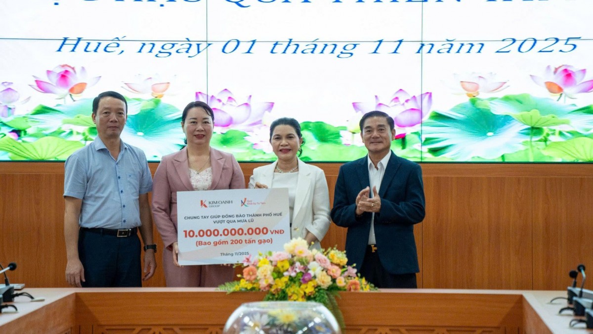 Chủ tịch UBMTTQVN Thành phố Huế tiếp nhận khoản hỗ trợ được phân bổ linh hoạt cho các nhu cầu cấp thiết như lương thực, tài chính và phục hồi hạ tầng.