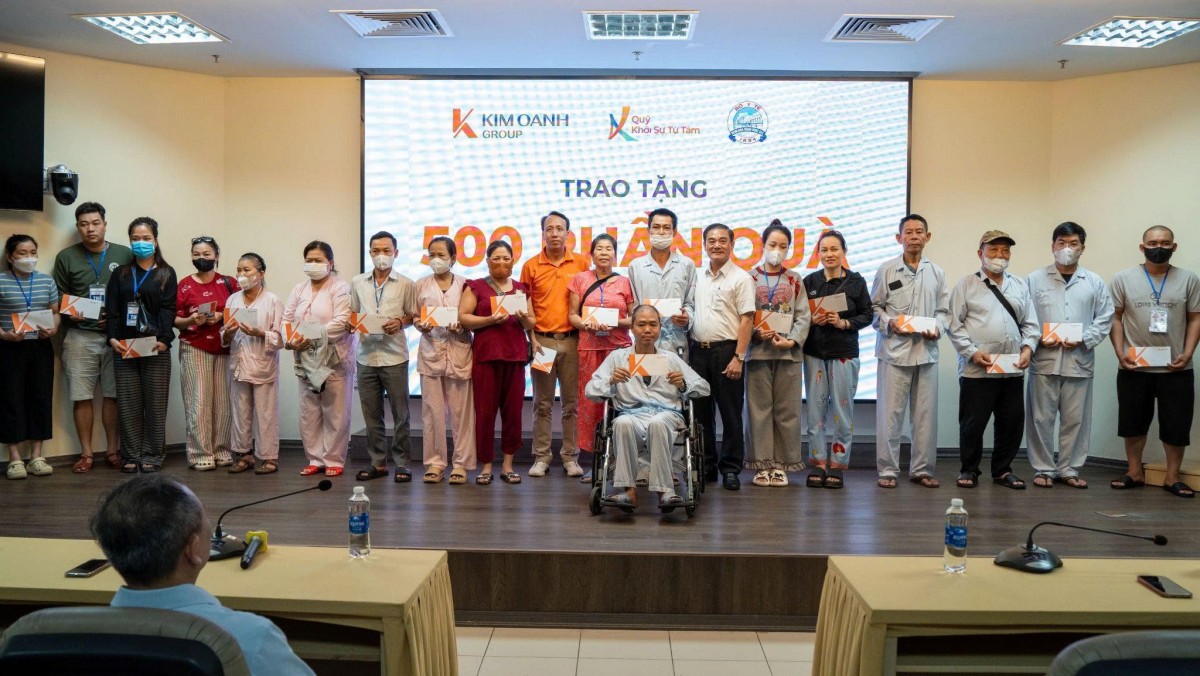 Đoàn công tác tặng quà, hỗ trợ bệnh nhân đang điều trị tại bệnh viện Trung ương Huế bị thiệt hại nhà cửa sau mưa lũ.