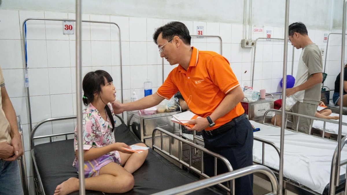 Thăm hỏi bệnh nhi tại bệnh viện 